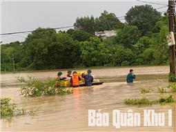 Cán bộ, chiến sĩ Sư đoàn 3 giúp dân khắc phục hậu quả mưa bão